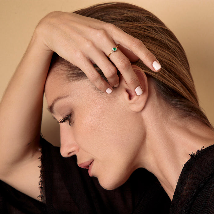 Anillo Flor Esmeralda y Diamantes en Oro Amarillo 14 Kt