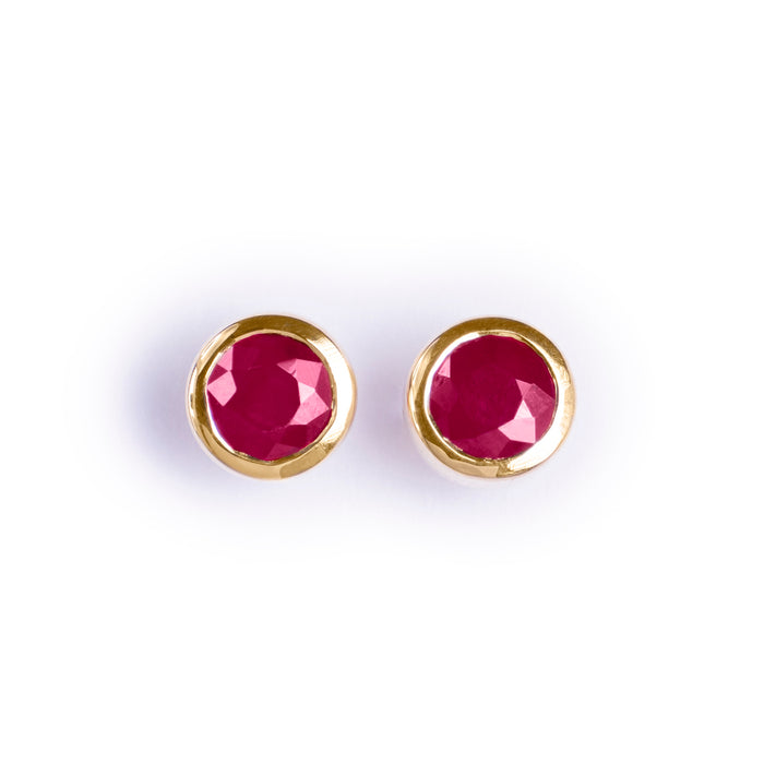 Aretes Birthstone con Granate en oro amarillo 14 Kt (Enero)