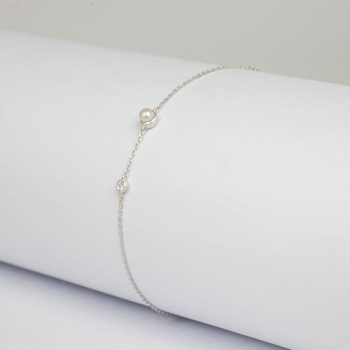 Pulsera Birthstone con Perla Blanca y Diamante en oro blanco 14 Kt (Junio)