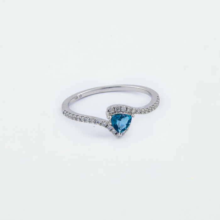 Anillo Triángulo Topacio Azul Londres y Diamantes en Oro Blanco 14 Kt